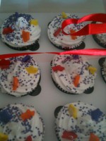 CUPCAKES DE MERENGUE BLANCO Y ESTRELLITAS DE COLORES DE AZUCAR